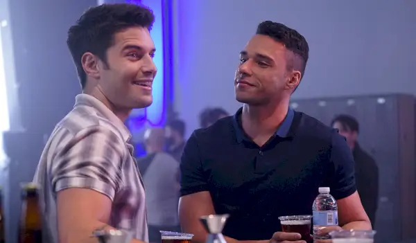 9-1-1: LONE STAR: L-R: Ronen Rubinstein a Rafael Silva v epizodě Přátel s výhodami 9-1-1: LONE STAR se vysílá v pondělí 8. února (21:01–22:00 ET/PT) na FOX. (Foto od FOX přes Getty Images)