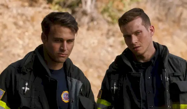 9-1-1: L-R: Ryan Guzman y Oliver Stark en el episodio Brawl in Cell Block 9-1-1 de 9-1-1 que se transmitirá el lunes 1 de noviembre (8:00-9:00 p.m. ET/PT) en ZORRO. (Foto de FOX a través de Getty Images)