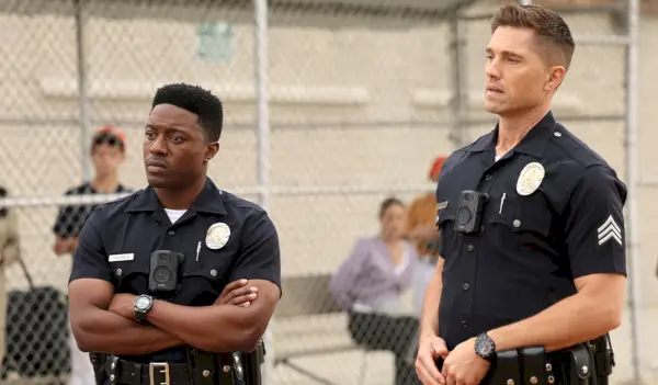 Tru Valentino a Eric Winter vo filme The Rookie
