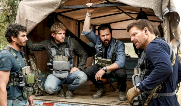 AJ Buckley, Max Thieriot e il cast di SEAL Team