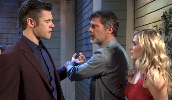 Eric steht vor Theresa und packt Xander ernst