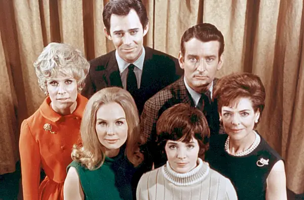 TAJNA BURZA, (zgodnie z ruchem wskazówek zegara): Keith Charles, Nicolas Coster, Lori March, Jada Rowland, Marla Adams, Christina Crawford, 1954–74