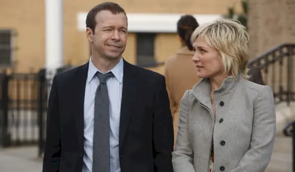 Amy Carlson a Donnie Wahlberg vo filme Blue Bloods