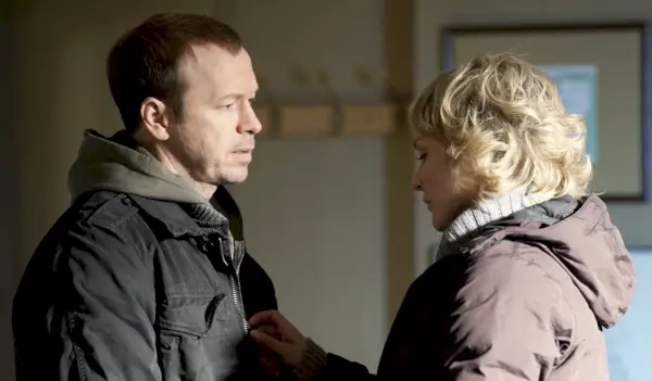 Amy Carlson a Donnie Wahlberg vo filme Blue Bloods