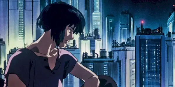 Ghost in the Shell Atsuko Tanaka como Major Motoko Kusanagi mirando el horizonte