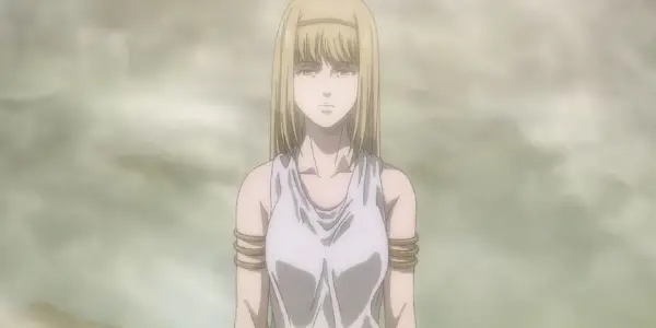 Ymir steht in Attack on Titan mit einem ruhigen Gesichtsausdruck in einer beigen Leere.