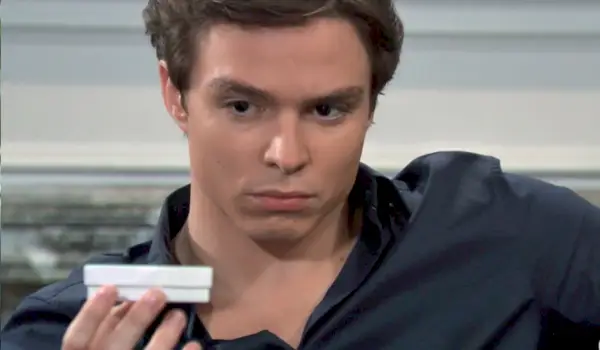 Spencer dostaje pudełko GH