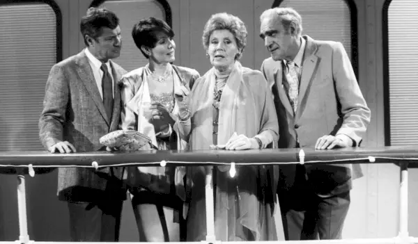 AKO SA OTÁČI SVET, (l-r): Don Hastings, Kathryn Hays, Lilia Skala, Abe Vigoda (asi 1985), 1956-2010. © CBS / S láskavým dovolením: Everett Collection