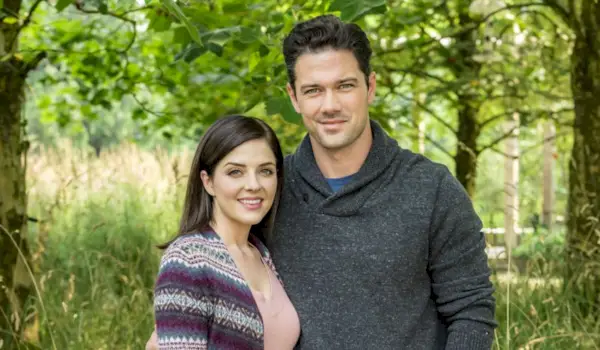 jen lilley og ryan paevey i kendetegn
