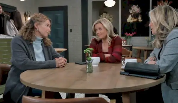 Carly og Felicia taler med kontakten GH