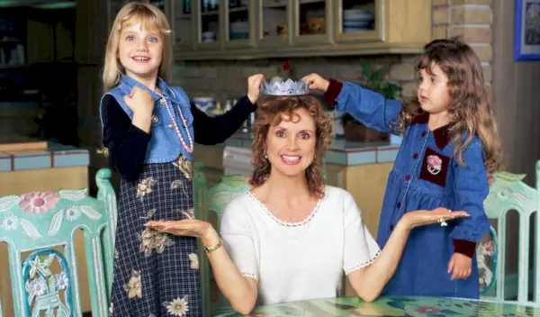 L'attrice americana Jacklyn Zeman con le figlie Cassidy e Lacey, 1995. Zeman è meglio conosciuta per il suo ruolo di Bobbie Spencer nella lunga soap opera