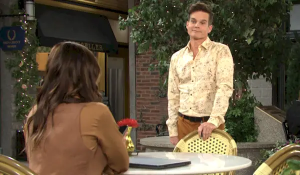 Leo está sorrindo para Stephanie