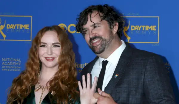 Camryn Grimes, Brock Powell při příletech na 49. výroční denní udílení cen Emmy, Pasadena Convention Center, Pasadena, CA 24. června 2022.