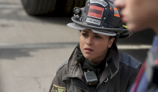 Monica Raymund som Gabby Dawson på Chicago Fire