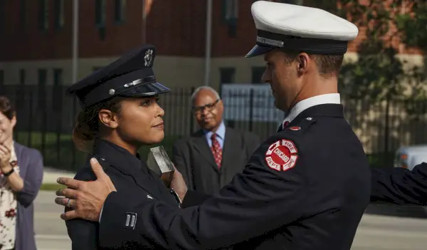 Gabby Dawson og Matthew Casey omfavner hinanden i Chicago Fire