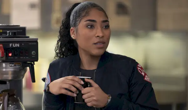Adriyan Rae ako Gianna Mackey vo filme Chicago Fire