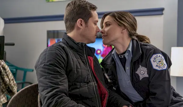 Sophia Bush como Erin Lindsay e Jesse Lee Soffer como Jay Halstead em Chicago P.D.