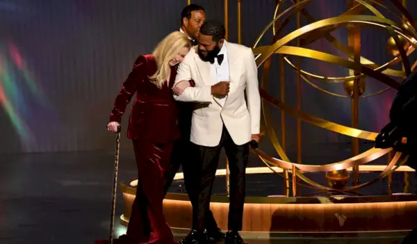 Aktor Anthony Anderson i amerykańska aktorka Christina Applegate pojawiają się na scenie podczas 75. ceremonii wręczenia nagród Emmy