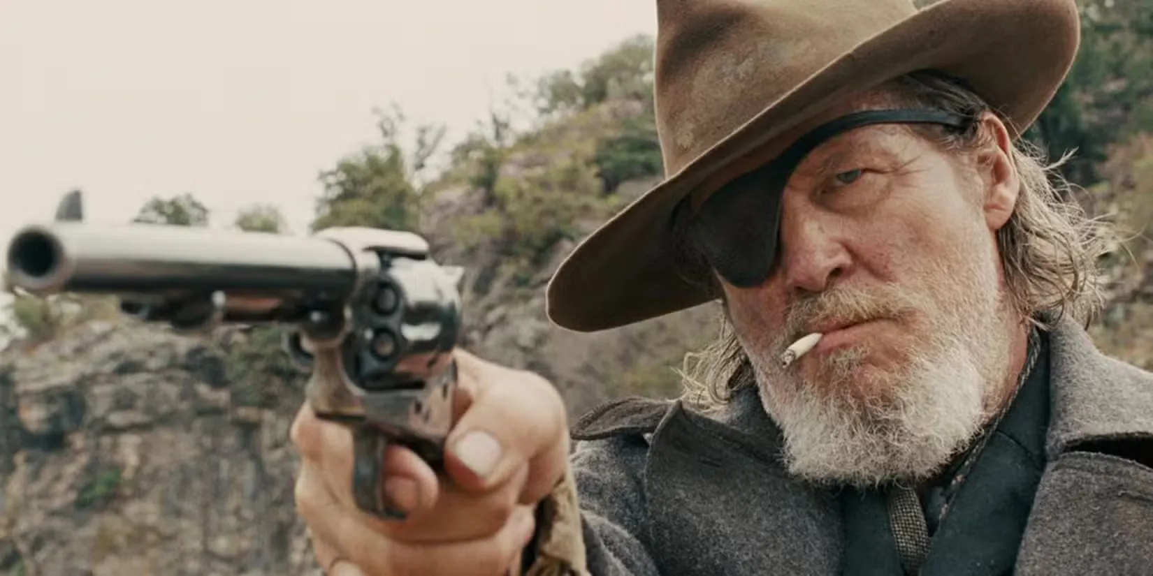 >ג'ף ברידג'ס מכוון אקדח ב-True Grit<p>האחים כהן <em>גריט אמיתי</em> הוא עיבוד מעולה לאותו רומן ששימש לסרט של ג'ון וויין משנת 1969. גרסה זו היא תפיסה מרושעת יותר על החומר שבו מרשל קוגבורן הזעום של ג'ף ברידג'ס נשכר על ידי נערה מתבגרת כדי לאתר את פורע החוק שרצח את אביה.</p> <p>בעוד מתי (היילי סטיינפלד) נוקמת את נקמתה, המסע גובה מחיר הן ממנה והן מהתרנגול. לאחר שהוא מציל את חייה בעקבות הכשת נחש (אשר תובעת את זרועה) היא ורוסטר לעולם לא מתראים יותר. <strong>כשמאטי נוסע עשרות שנים מאוחר יותר לראות את תוכנית המערב הפרוע שלו, מתגלה באופן טרגי שקוגבורן מת ימים קודם לכן</strong> של זקנה.</p> <h2>3:10 ליומה (2007) - דן אוונס</h2>   <img width='825' height='413' loading='lazy' decoding='async' alt= סגן מרשל ארה