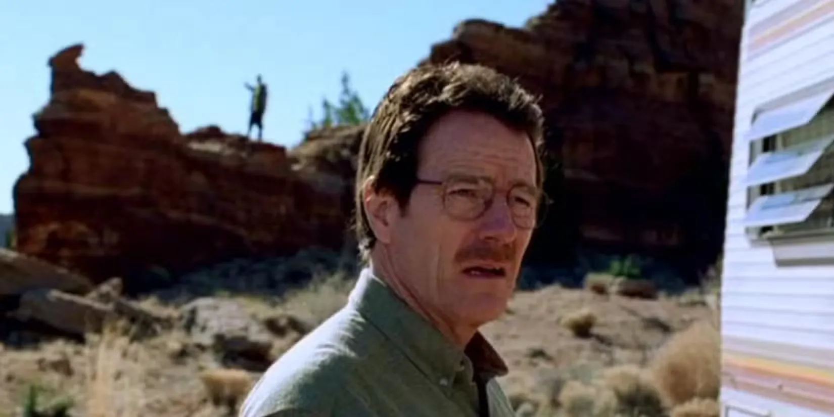 >וולטר ווייט (בריאן קרנסטון) בפרק הפיילוט של Breaking Bad נראה נסער במדבר<p>  ה <em>שובר שורות</em> טַיָס מראה את וולטר ווייט (בריאן קרנסטון) עם משפחתו ובעבודתו בכימיה בתיכון, תוך שהוא חולק את אורח החיים המטריד והמסוכן שהוא מתחיל לחיות: בישול ומכירת מת'. עד סוף הפרק הוא עובד עם ג'סי פינקמן (אהרון פול) והחיים הכפולים שלו התחילו.</p><blockquote style= וולטר ווייט (בריאן קרנסטון) ב