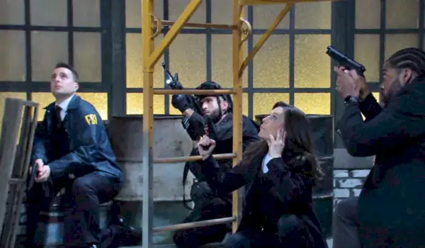 Anna e i poliziotti hanno disperso GH