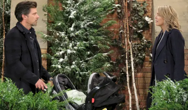 Eric og Nicole står ukomfortable overfor hverandre i parken. Eric står sammen med Jude