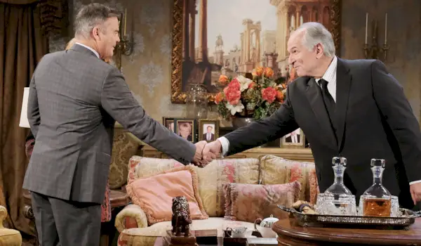 Justin stojí s Maggie v sídle Kiriakis a třese Konstantinem