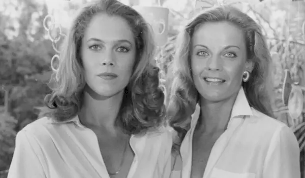 Propagační snímek hereček Kathleen Turner a Kim Zimmer, jak se objevují ve filmu