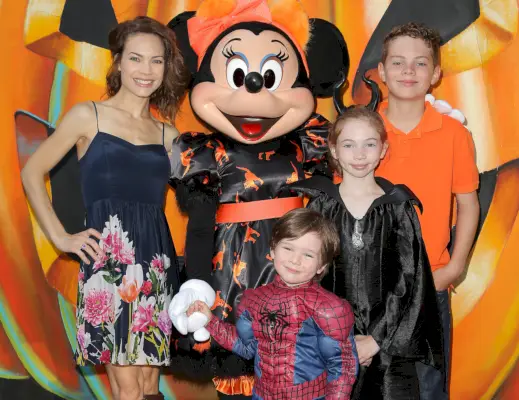 GLENDALE, CA – ŘÍJEN 01: (L-R) herečka Rebecca Herbst a děti Emerson Truett Saucedo, Ella Bailey Saucedo a Ethan Riley Saucedo navštěvují Disney
