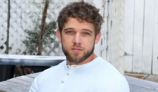Herec Max Thieriot z Fire Country a SEAL Team