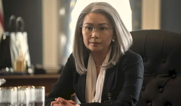 Hong Chau como Diane Farr en el episodio 102 de The Night Agent
