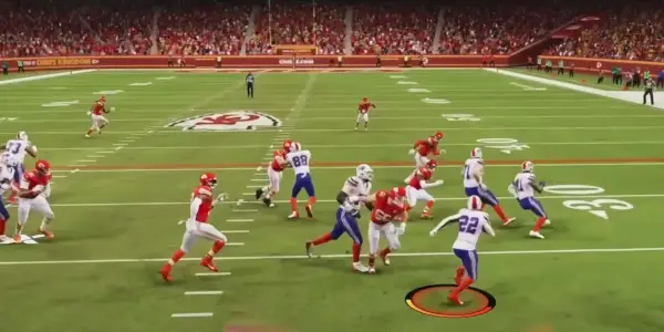 Rozohrávač v Madden 24 beží s loptou pri hre.