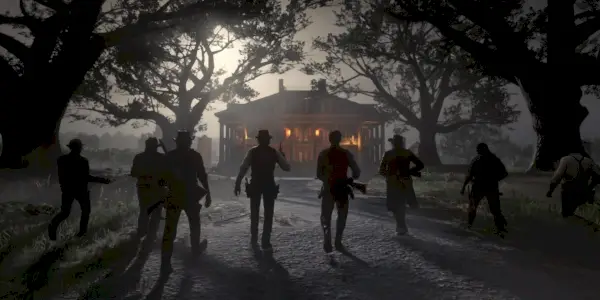 Różni członkowie gangu Van der Linde zbliżają się do Braithwaite Manor na zrzucie ekranu z RDR2.