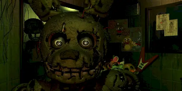 Springtrap sa pozerá na kameru vo filme Five Nights at Freddy