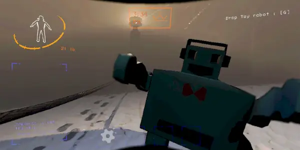 Un robot jouet drop dans Lethal Company attaquant le joueur avec une faible lumière sur un fond brumeux.