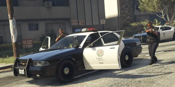 Policajné auto v GTA V s dvoma dôstojníkmi, ktorí držia svoje pištole pred kamerou