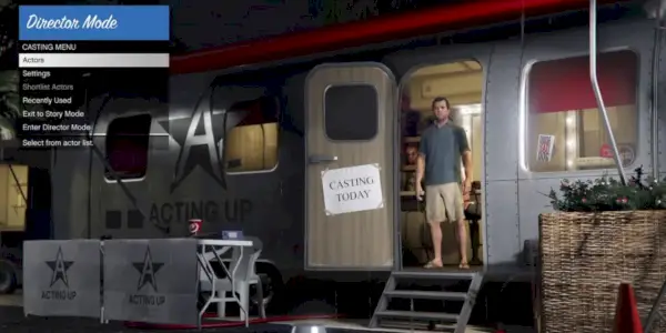 Michael DeSanta z GTA 5 stojaci pred prívesom na obrazovke ponuky pre GTA 5