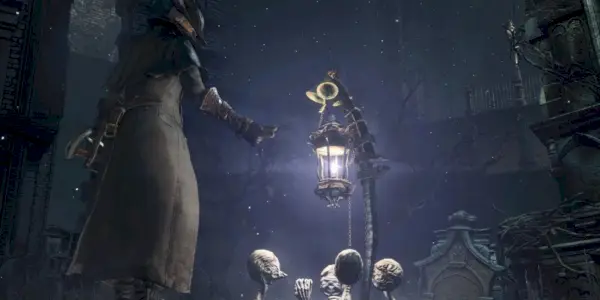 Łowca zapala lampę w Bloodborne.