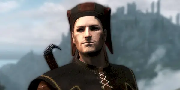 דיוקן תקריב של קיקרו מהאחים האפלים ב-Skyrim עם פניו מעורפלים בצללים.