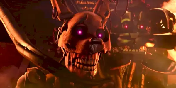 William Afton dans son costume Springtrap au milieu de l'emplacement caché en feu du Pizzaplex, avec Funtime Freddy