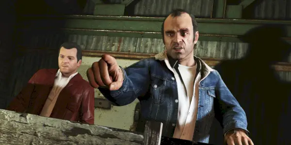 Trevor indica Michael in piedi dietro GTA V