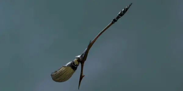En gengivelse af Silver Arrow Broom i Hogwarts Legacy mod en grå baggrund.