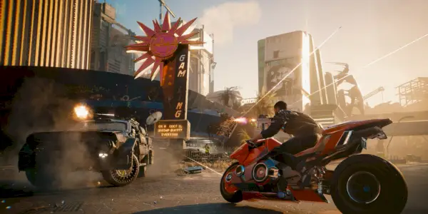 Oficjalna grafika Cyberpunk 2077 Phantom Liberty z V atakującym samochód pancerny podczas jazdy motocyklem