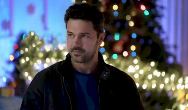 ryan paevey bajo el cielo navideño