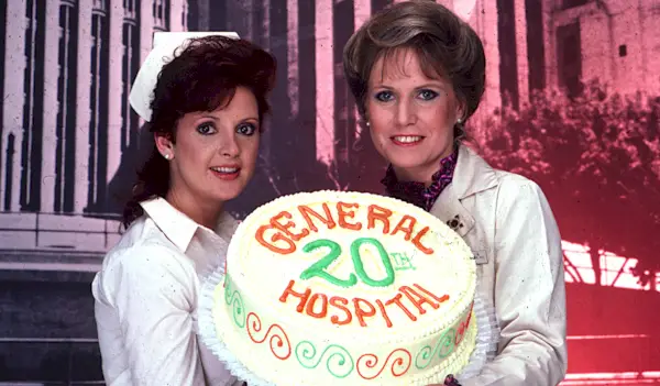 Los Angeles, CA - 1983: (LR) Jackie Zeman e Leslie Charleson aparecendo na série de TV ABC