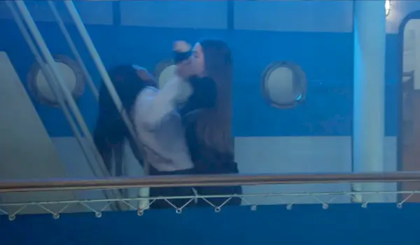 GH Esme Trina combatte in barca a Parigi
