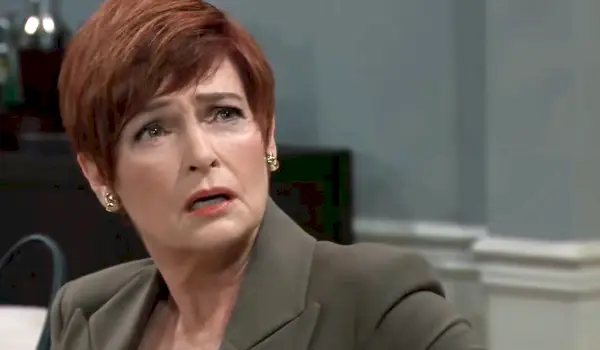 ダイアンがアレクシス GH に質問