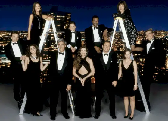 LA LUZ GUÍA, (fila de atrás, desde la izquierda): Hilary Edson, Bryan Buffinton, Monti Sharp, Maureen Garrett, (frente): Justin Deas, Melinda Kanakaredes, Michael Zaslow, Fiona Hutchison, Peter Simon, Melissa Hayden, Jerry ver Dorn, (1994), 1952-2009. Foto: Robet Milazzo / © CBS / Cortesía: Colección Everett