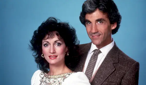 UNA VIDA PARA VIVIR, desde la izquierda: Robin Strasser, Michael Zaslow, (1980), 1968-2013. ph: Steve Fenn/©ABC/cortesía Colección Everett
