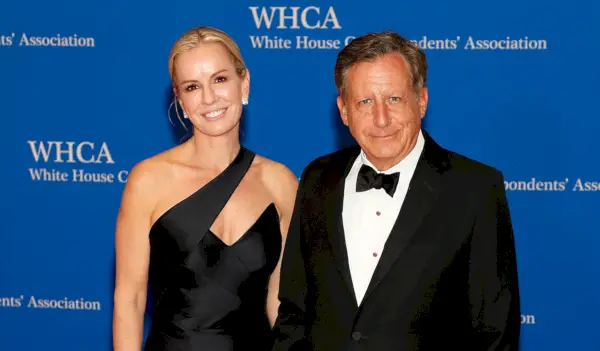 ジェン・アシュトン博士、トム・ワーナー